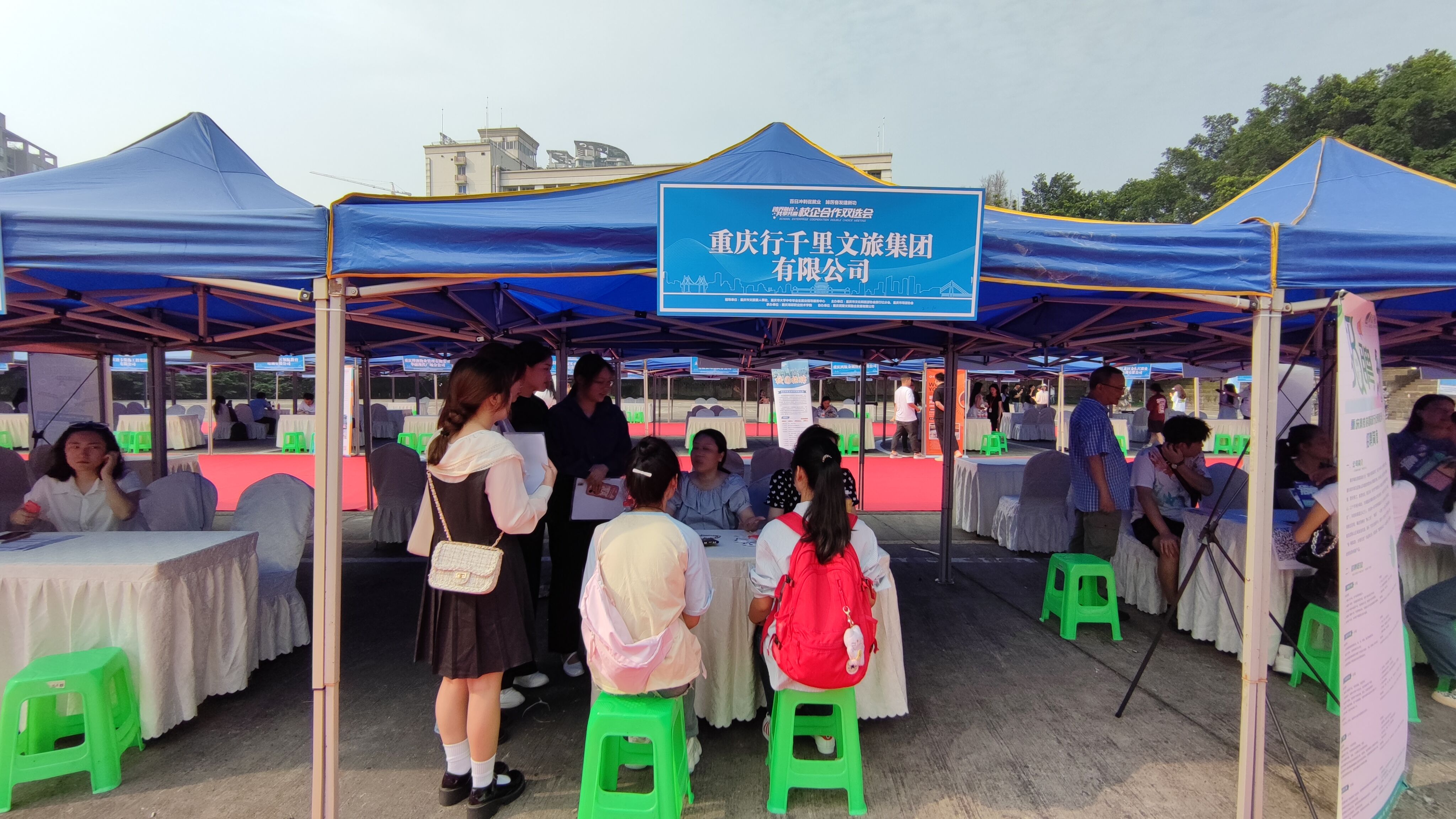 文旅康养学院组织学生参加招聘会(一).jpg 文旅康养学院组织学生参加招聘会(一).jpg
