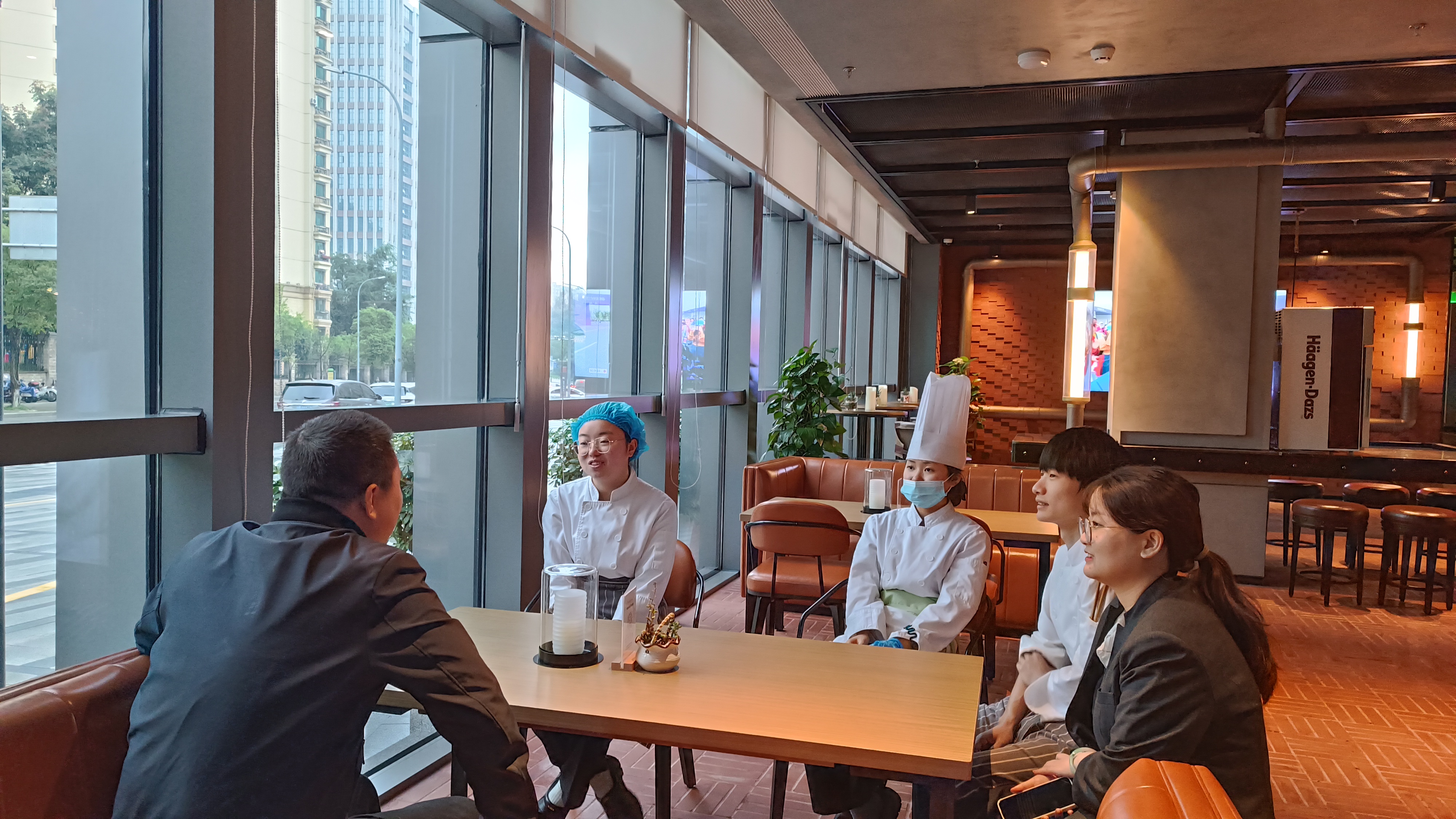 文旅康养学院教师与学生开展座谈.jpg 文旅康养学院教师与学生开展座谈.jpg