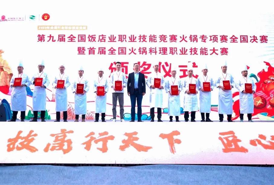 陈波参加火锅比赛颁奖.jpg 陈波参加火锅比赛颁奖.jpg