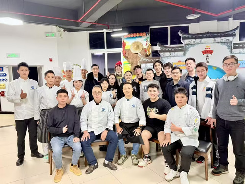 22.接待国际友人 (2).jpg